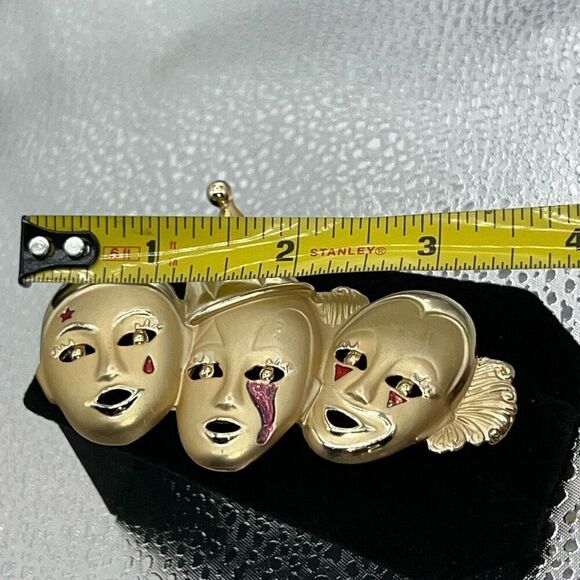 Vintage Matte Sad Crying Clowns Brooch Pin Gold Tone Metal Red Enamel Festive - Picture 2 of 6